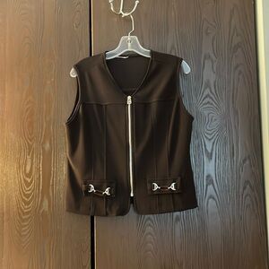 Brand Removed dark brown zip up vest. Size Medium.